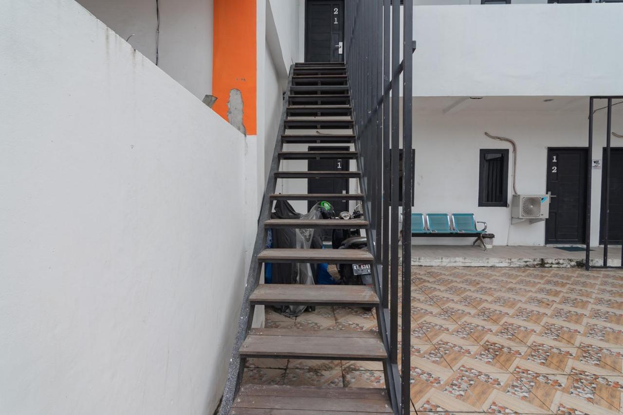 Reddoorz At Sani Guest House Balikpapan Exterior photo